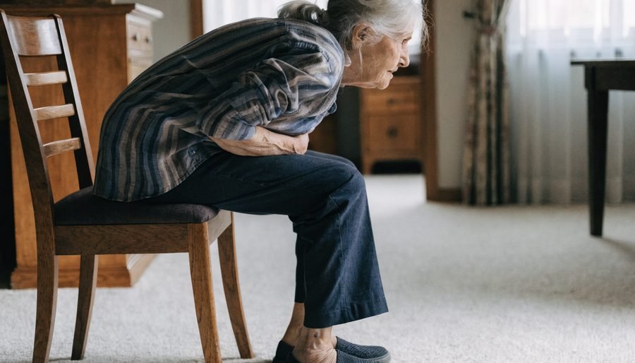 Mulher a levantar-se de uma cadeira sem apoiar as mãos