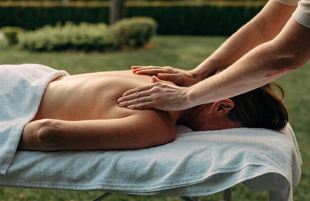 Marquesa de massagem montada no relvado, à sombra