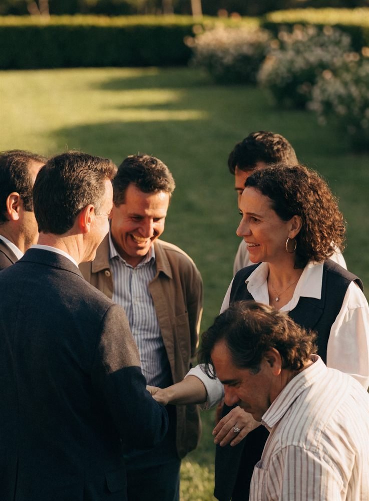 Convidados a cumprimentar-se e a conversar no relvado, ao fim da tarde